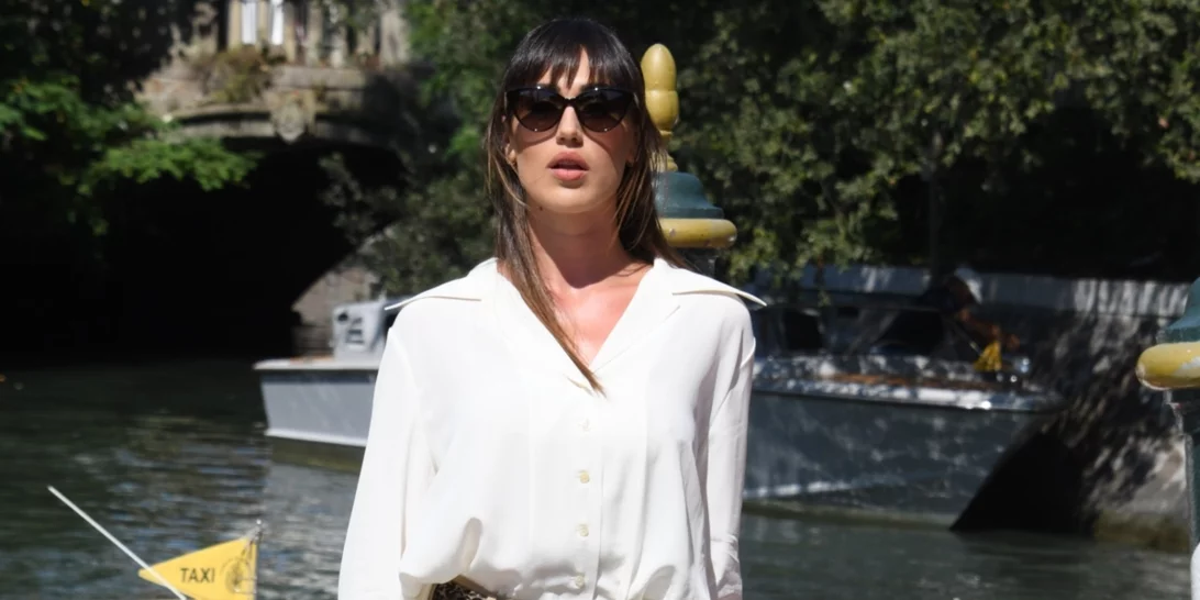 Ο πρωτότυπος τρόπος για να μετατρέψεις το λευκό t-shirt σου στο πιο κομψό item του καλοκαιριού