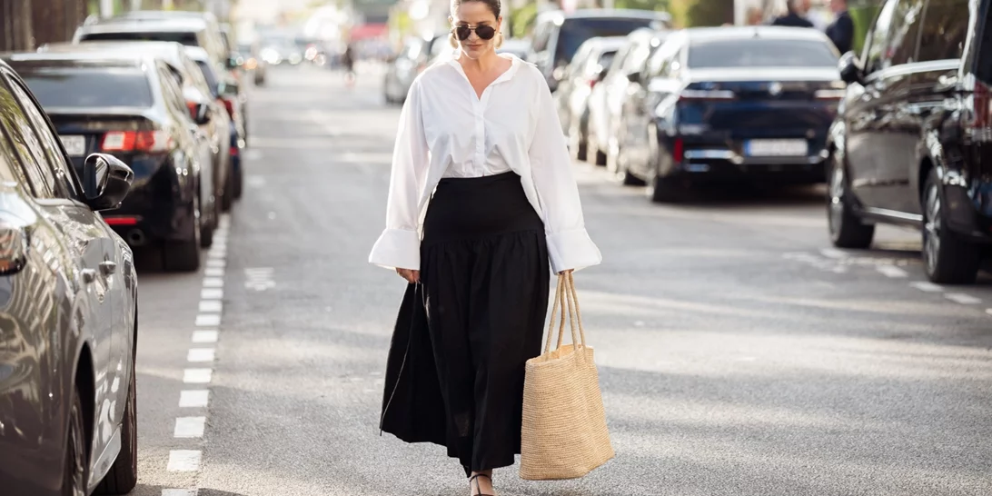 Αυτή η midi φούστα από τα Marks & Spencer κολακεύει όλες τις σιλουέτες και κρύβει την πιο κομψή κεντητή λεπτομέρεια