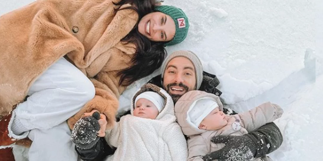 Χριστίνα Μπόμπα – Σάκης Τανιμανίδης | Ποζάρουν στα χιόνια αγκαλιά με τις δίδυμες κόρες τους