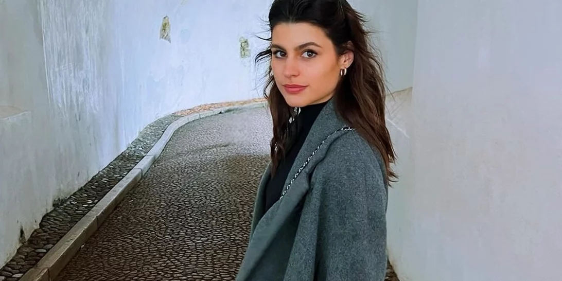 Δανάη Παππά | Το γούνινο παλτό που επέλεξε για το ταξίδι της στο Στρασβούργο είναι το απόλυτο χειμερινό πανωφόρι για extra πόντους στιλ