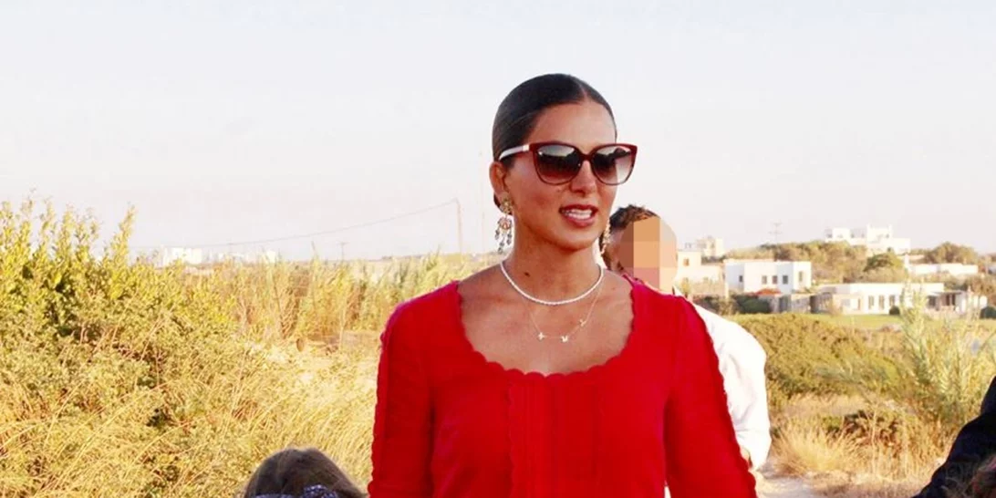 Σταματίνα Τσιμτσιλή | Chic στην παραλία με κίτρινο μπικίνι - Οι βουτιές με τα παιδιά της