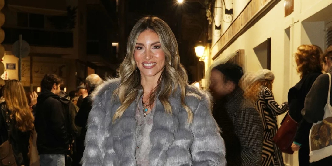 Αθηνά Οικονομάκου | Το peachy nude κραγιόν που επιλέγει για τα looks της