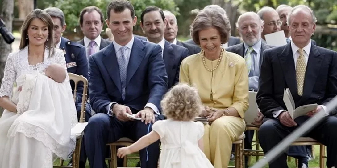 Βασίλισσα Σοφία | Όταν η τιάρα της θείας της έλαμψε σε μια από τις τελευταίες επιδείξεις μόδας του Gianni Versace