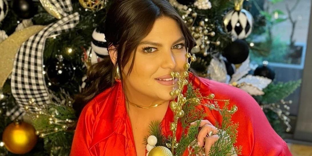 Η Δανάη Μπάρκα στόλισε το πανύψηλο δέντρο της | Ο πρωτότυπος στολισμός της