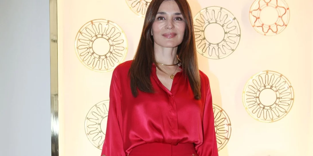 Μαρία Ναυπλιώτου | Η καλοκαιρινή εμφάνιση με maxi αέρινο φόρεμα και χρυσά αξεσουάρ