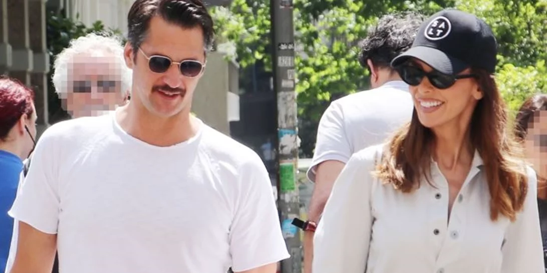 Mπέττυ Μαγγίρα | Με σνίκερς και σκουφάκι στο θέατρο