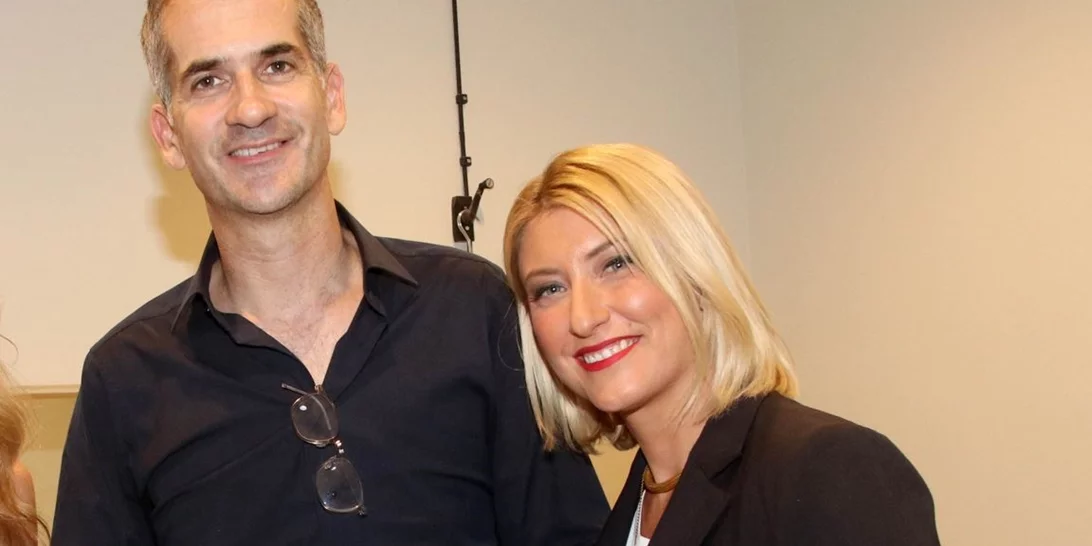 Σία Κοσιώνη | Παιχνίδια με τον σκύλο της στο καλαίσθητο σαλόνι της