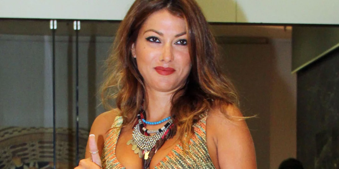 Κλέλια Ρένεση | Μαγνητοσκοπεί την κόρη της να κάνει πατίνι σε συγκέντρωση διαμαρτυρίας στο κέντρο της Αθήνας