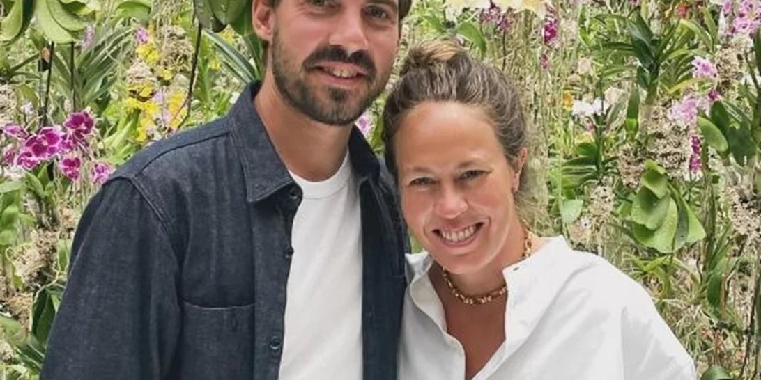 Νίνα Φλορ | Με υποδειγματικό στυλ σε τραπέζι με φίλους