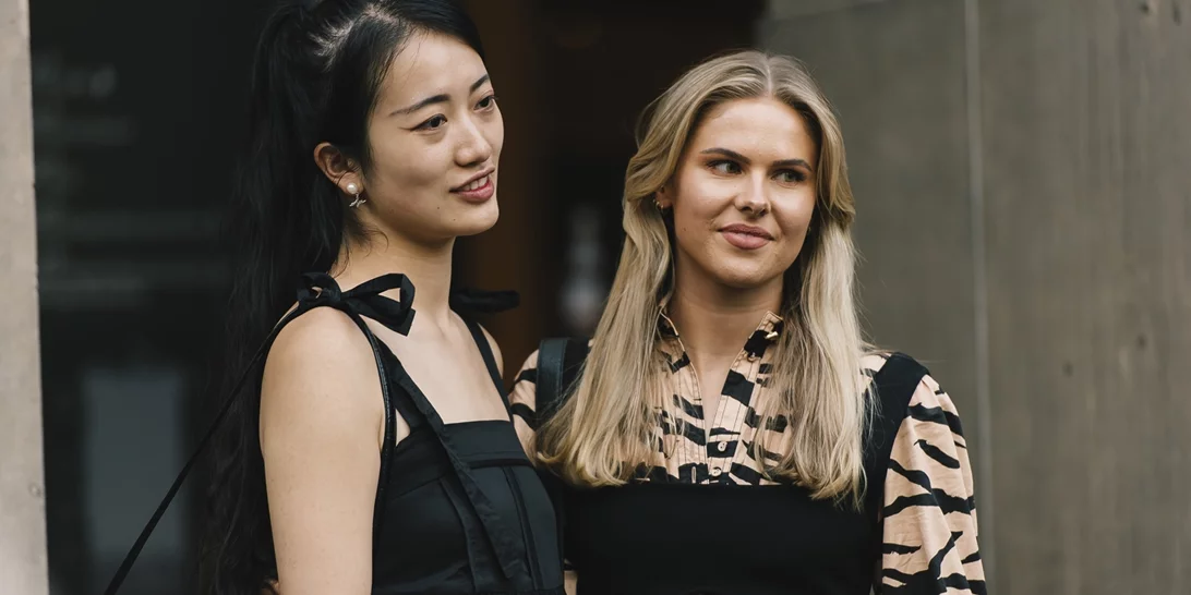 5 tops με φιόγκους από τη Regalinas για τις τελευταίες εμφανίσεις στο γραφείο πριν την άδεια