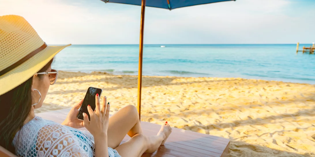 4 πράγματα που ΔΕΝ πρέπει να κάνεις αν το κινητό σου πέσει στο νερό