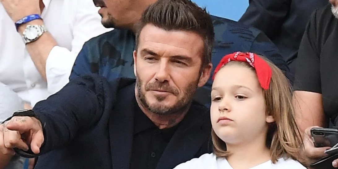 Harper Beckham | H κόρη της Victoria Beckham ποζάρει με το φόρεμα της μαμάς της