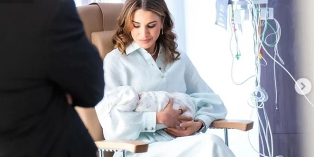 Βασίλισσα Ράνια της Ιορδανίας | Κρατάει αγκαλιά το πρώτο της εγγόνι και η συγκίνησή της είναι εμφανής