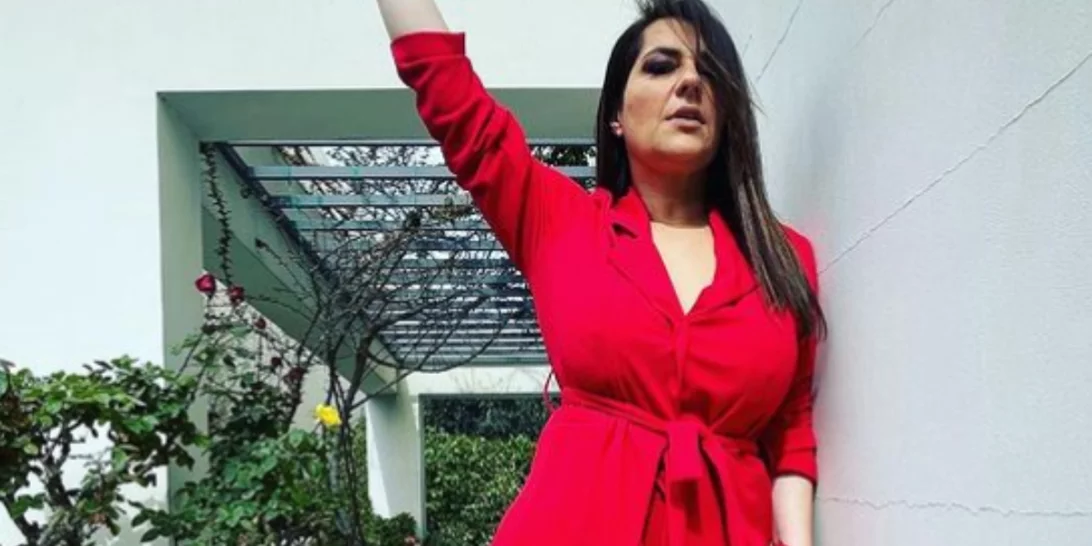 Κατερίνα Ζαρίφη | Ποζάρει πιο αδύνατη από ποτέ με στενό κόκκινο κοστούμι