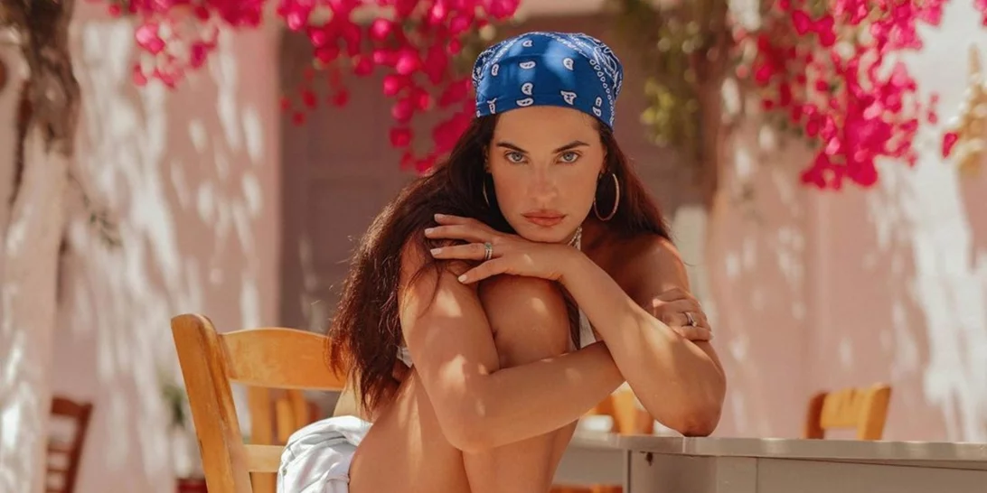 Η Χριστίνα Μπόμπα φόρεσε το άκρως απαραίτητο αξεσουάρ για την παραλία