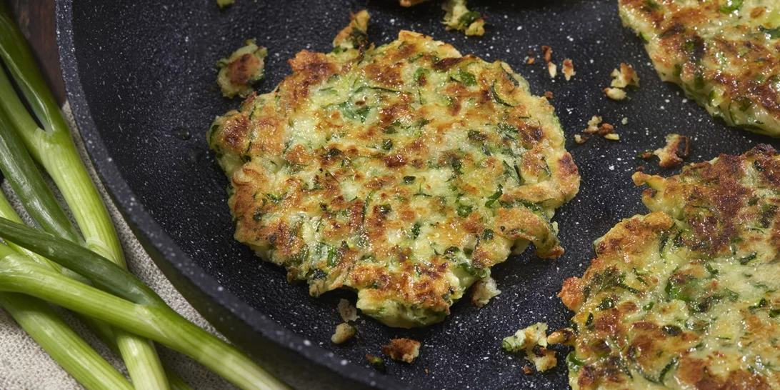 Σαν τηγανητοί | Η πιο εύκολη συνταγή για απίστευτους κολοκυθοκεφτέδες στον φούρνο