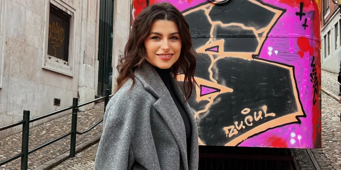 Η Δανάη Παππά με το ζεστό και διάσημο πανωφόρι που θα φορέσουμε και το 2025