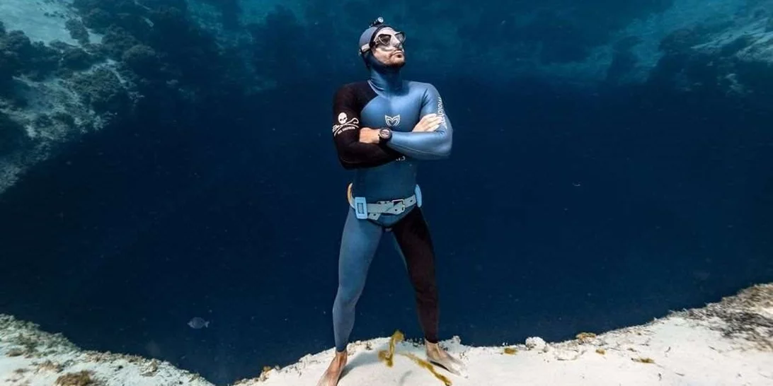 Χωρίς ανάσα για 29 λεπτά και 3 δευτερόλεπτα κάτω απ' το νερό - Ένας δύτης έσπασε όλα τα ρεκόρ