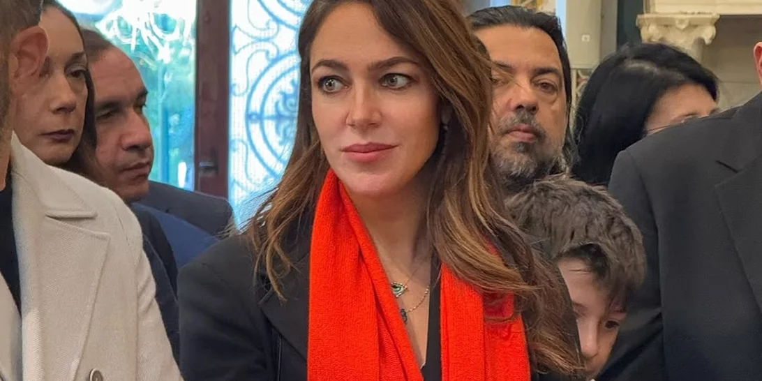 Ready to pop | Η Δόμνα Μιχαηλίδου με κόκκινο παλτό στην παρέλαση της 25ης Μαρτίου