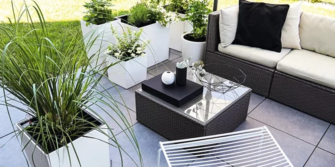 Black & White κομψότητα στους εξωτερικούς χώρους με τις premium γλάστρες της LECHUZA