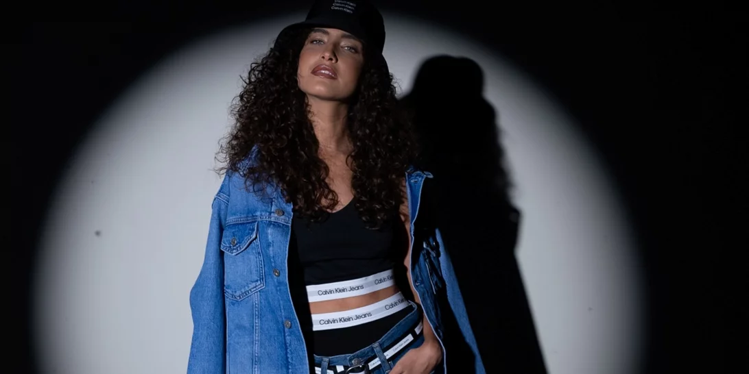 Πώς θα φορέσεις τα '90s straight jeans σαν μοντέλο του Calvin Klein