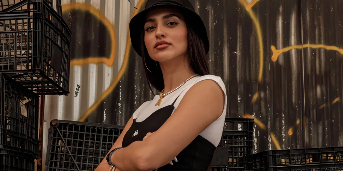 Urban αισθητική και στιλ στο ΜΑΧ | Η Αναστασία πρωταγωνιστεί στη νέα καμπάνια της Kappa