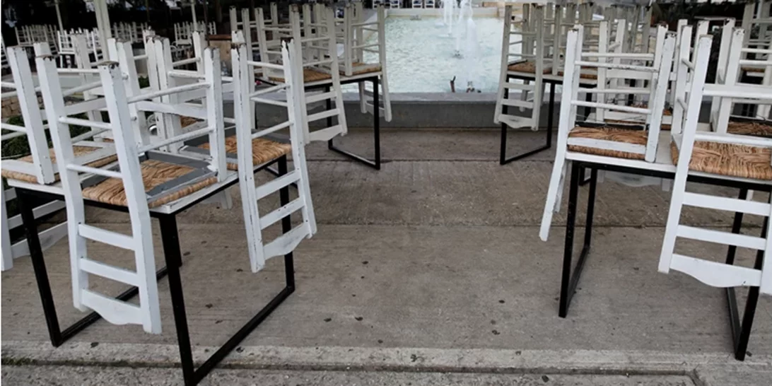 Αντιδρούν οι επιχειρηματίες της εστίασης στα νέα μέτρα | Βροχή οι ακυρώσεις - "Είναι σαν μνημόσυνο χωρίς μουσική"