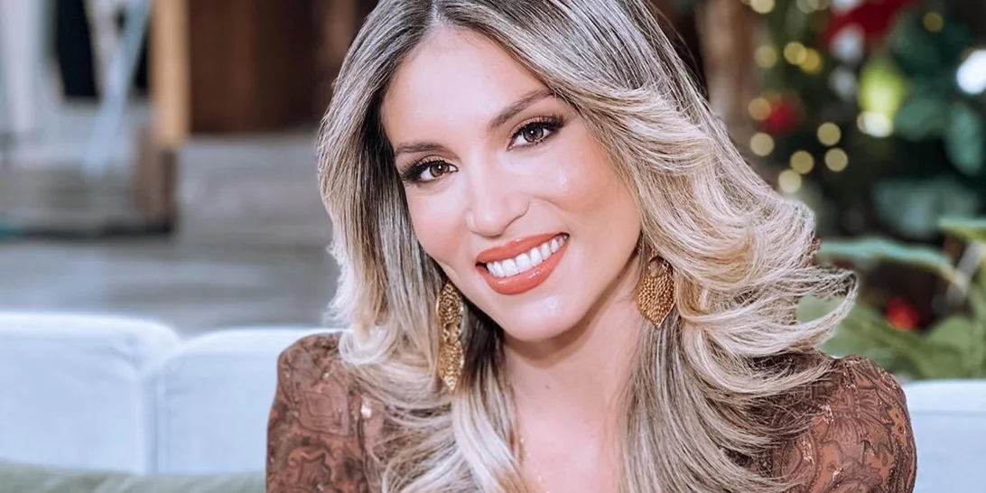 Η Αθηνά Οικονομάκου έγινε κατάξανθη | Το νέο χρώμα στα μαλλιά της δίχασε τους fans της