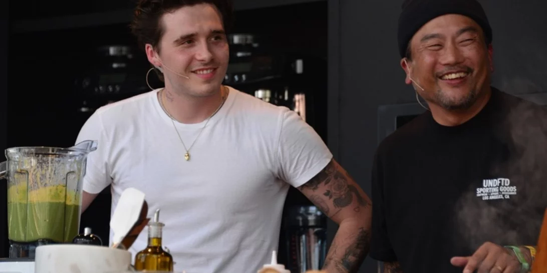 Brooklyn Beckham | Φτιάχνει κοκτέιλ σε ένα νέο βίντεο και δέχεται (ξανά) τα πιο σκληρά σχόλια στο Twitter