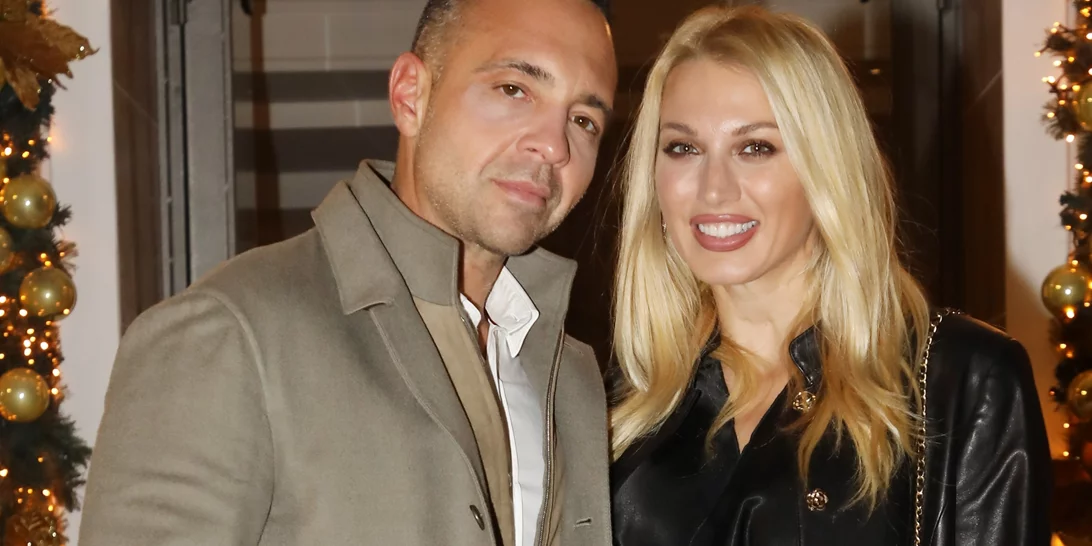 Κωνσταντίνα Σπυροπούλου | Η total black εμφάνιση στην πρώτη της χριστουγεννιάτικη έξοδο με τον Βασίλη Σταθοκωστόπουλο