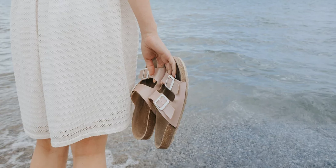 Τα κομψά παπούτσια που μπορείς να φορέσεις στην παραλία