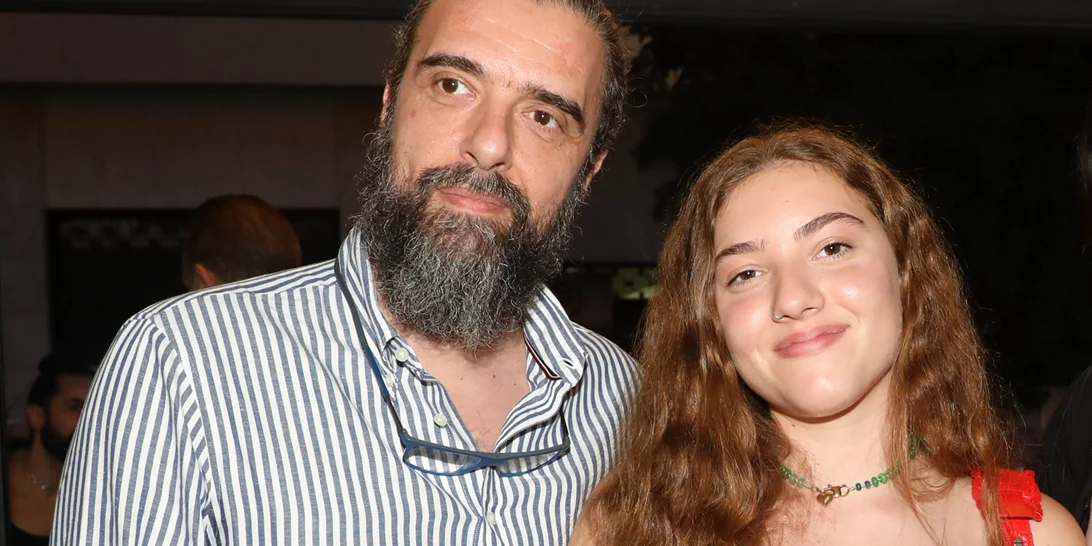 Σωτήρης Τσαφούλιας | Αγκαλιά με την κόρη του, Δέσποινα σε θεατρική πρεμιέρα