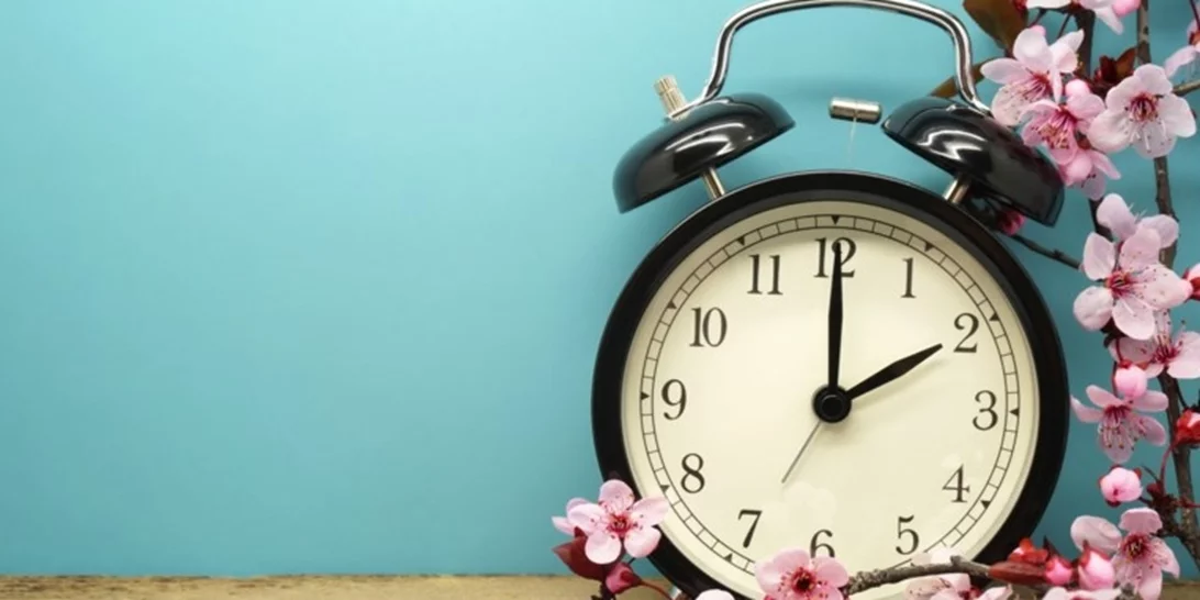 Μπήκε και επίσημα η άνοιξη, αλλάζει η ώρα - Πότε γυρνάμε μία ώρα μπροστά τα ρολόγια μας