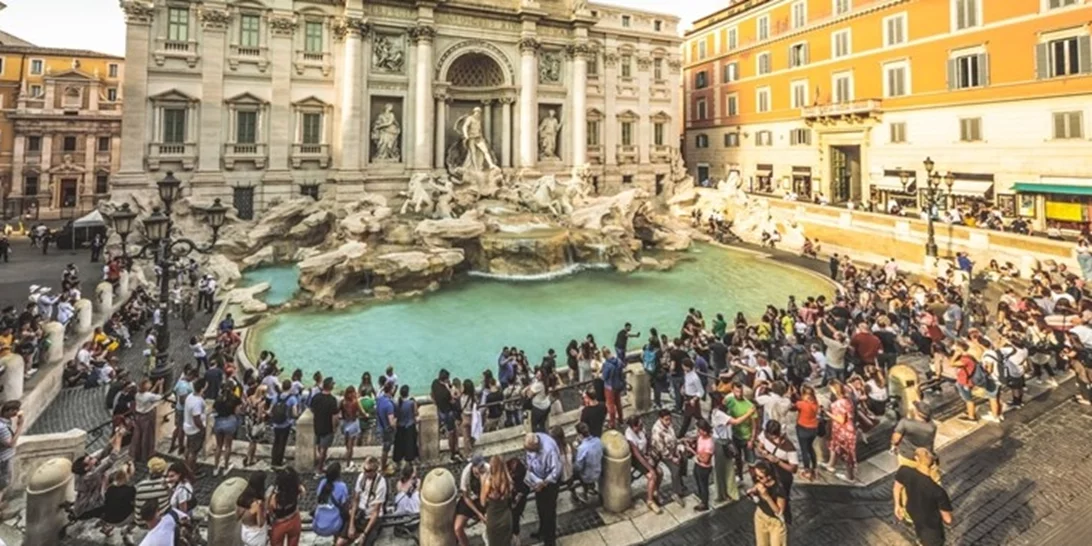 Fontana di Trevi | H ιστορία και ο μύθος του θρυλικού συντριβανιού της Ιταλίας