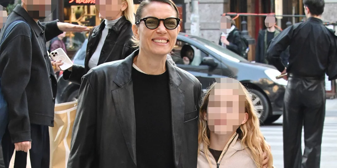 Βίκυ Καγιά | Αγκαλιά με την Μπιάνκα Κρασσά στο κέντρο της Αθήνας