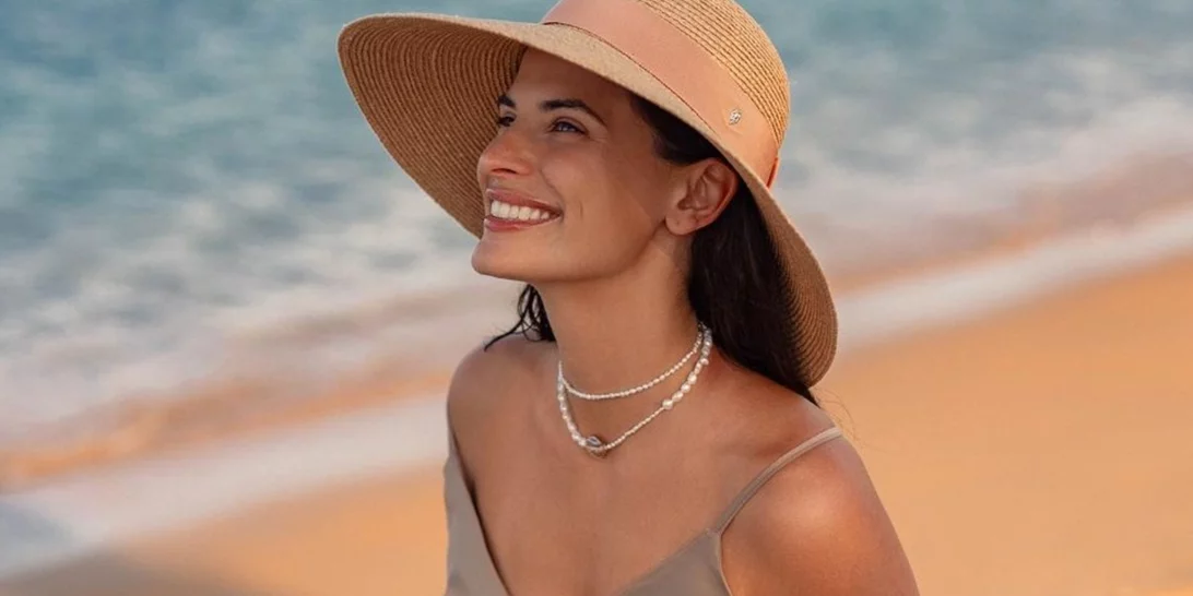 Η Χριστίνα Μπόμπα δημιούργησε το πιο άνετο party look με flats στο νησί