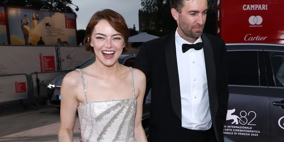 Φεστιβάλ Βενετίας | Το φιλί της Emma Stone στον σύζυγό της, λίγο πριν συναντήσει τον Γιώργο Λάνθιμο στο κόκκινο χαλί