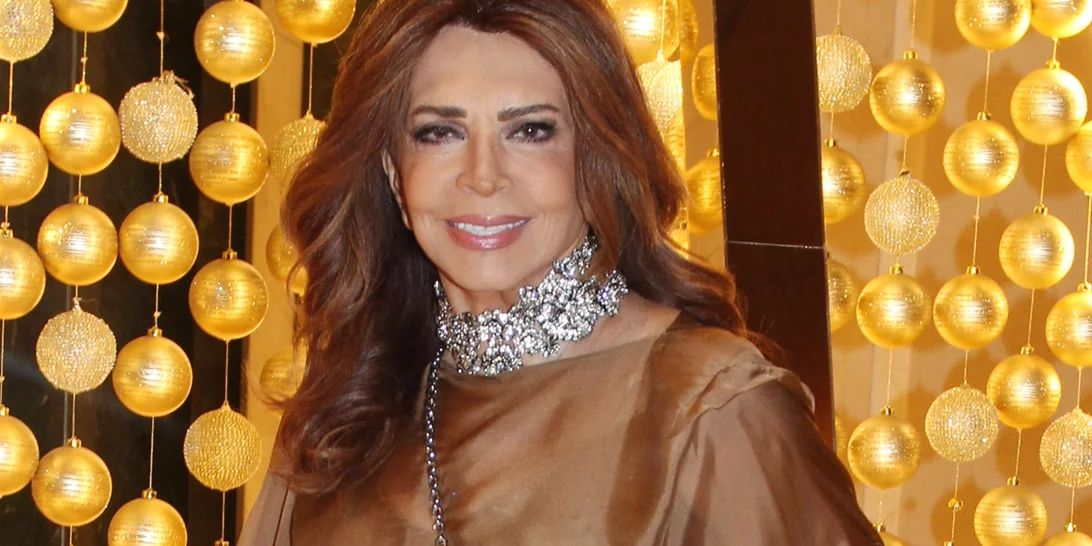 Μιμή Ντενίση | Η chic εμφάνιση με opera gloves σε χριστουγεννιάτικη έξοδο