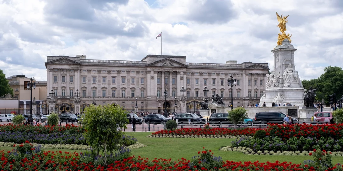 Το παλάτι του Buckingham ανοίγει το πρώτο του χριστουγεννιάτικο κατάστημα