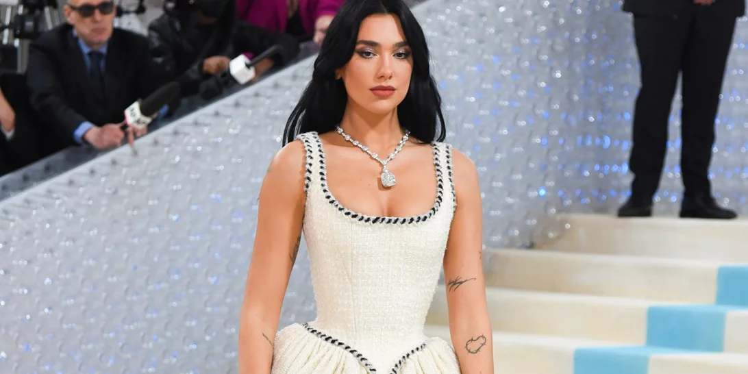 Μετά τη Σίφνο, η Dua Lipa βρέθηκε στην Αθήνα | Οι φωτογραφίες της στην Ακρόπολη