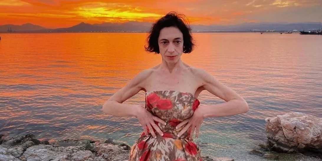 Όπως δεν την έχουμε ξαναδεί | Η Έλενα Τοπαλίδου με ξανθό καρέ και ασημί metallic κορμάκι