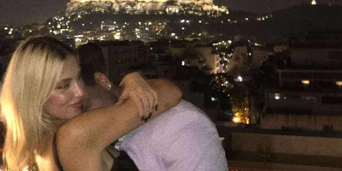 Γαρυφαλλιά Καληφώνη | Με μάξι φόρεμα και vintage σκουλαρίκια στο live του Χρήστου Μάστορα