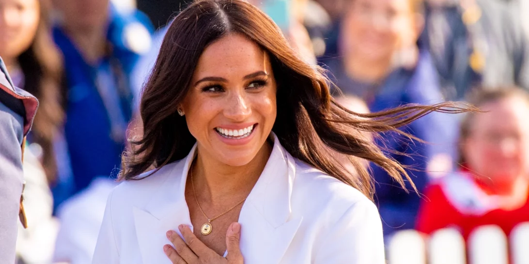 Η δούκισσα του Sussex φόρεσε το αξεσουάρ μαλλιών που λατρεύουν οι fashionistas
