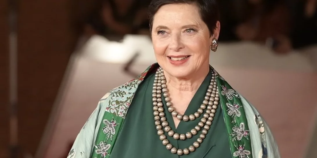 Isabella Rossellini | Στα 71 της χρόνια περπατάει στην πασαρέλα του οίκου Pucci και μαγεύει το κοινό