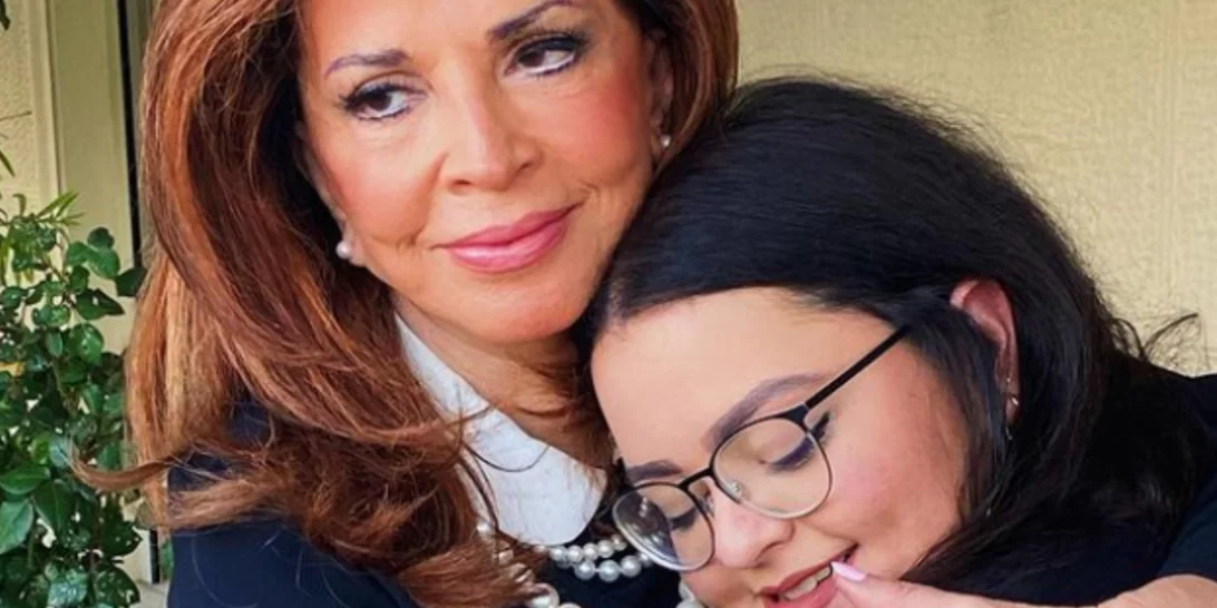 Μαριτίνα & Μιμή Ντενίση | Αγκαλιασμένες μπροστά στο αναμμένο τζάκι σε (απόλυτο) christmas mood