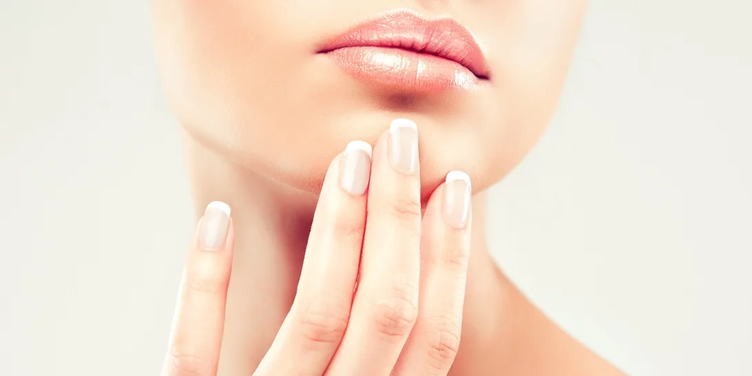 TikTok Hack | Πώς να φτιάξεις μόνη σου το τέλειο γαλλικό μανικιούρ σε 5 μόλις λεπτά