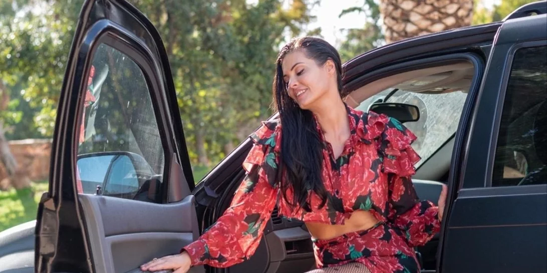 Η Μαρία Κορινθίου φόρεσε το πιο κολακευτικό φόρεμα για τις γυναίκες με μεγάλο στήθος