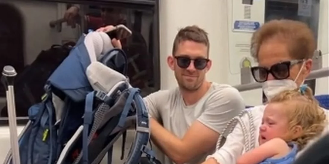 Ελληνίδα γιαγιά έγινε viral στο TikTok | Πήρε αγκαλιά την κόρη τουρίστριας στο μετρό για να σταματήσει να κλαίει