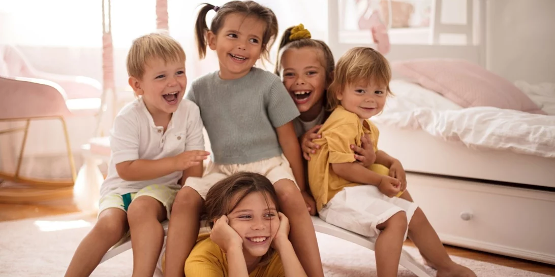 Η επιστήμη λέει ότι τα μικρότερα παιδιά της οικογένειας είναι πιο διασκεδαστικά | 5 λόγοι που εξηγούν το γιατί
