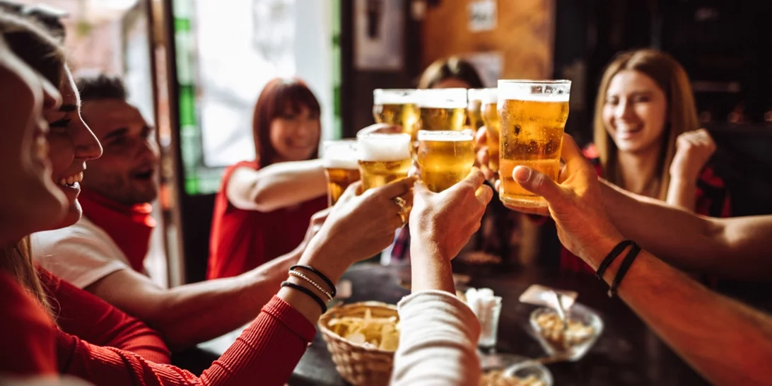 Ένα βήμα πιο κοντά στην κανονικότητα | Eπιστρέφει η μουσική στην εστίαση και "έξω" έως τη 1:30